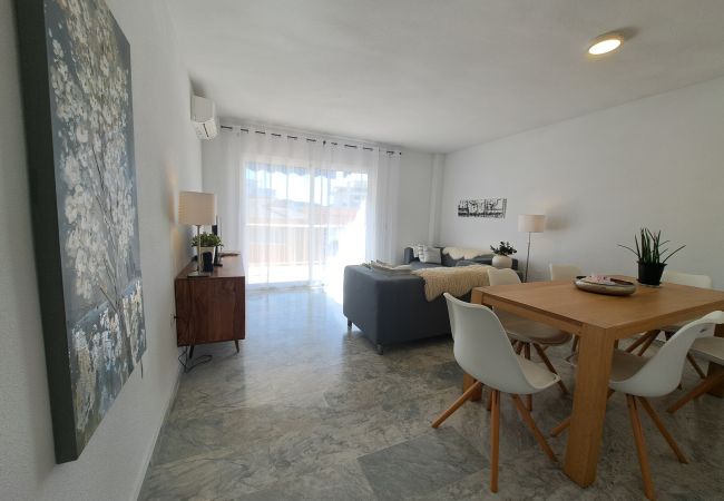 Apartamento en Fuengirola - Ref: 324 Céntrico apartamento de 3 dormitorios con piscina y cerca de todo