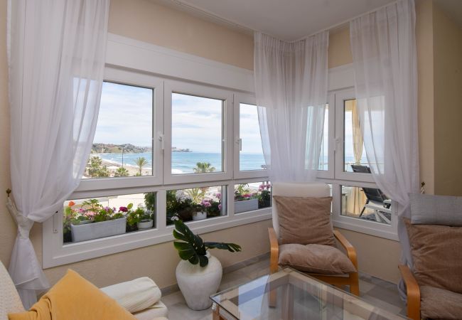 Apartamento en Fuengirola - Ref: 305 Apartamento en primera línea de playa en Carvajal con impresionantes vistas al mar