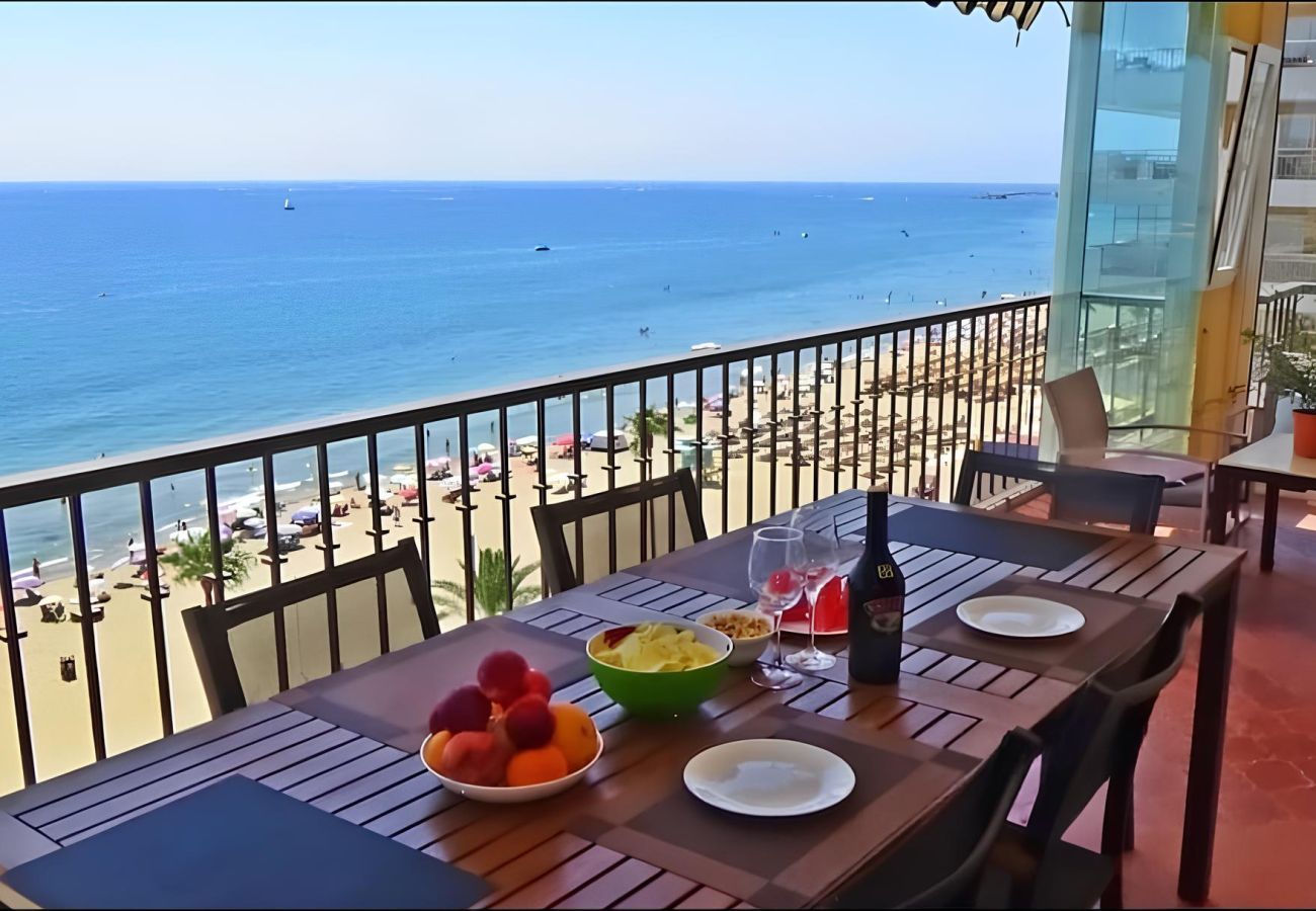 Apartamento en Fuengirola - Ref: 268 Impresionante piso en primera línea de playa en Fuengirola con piscina y parking