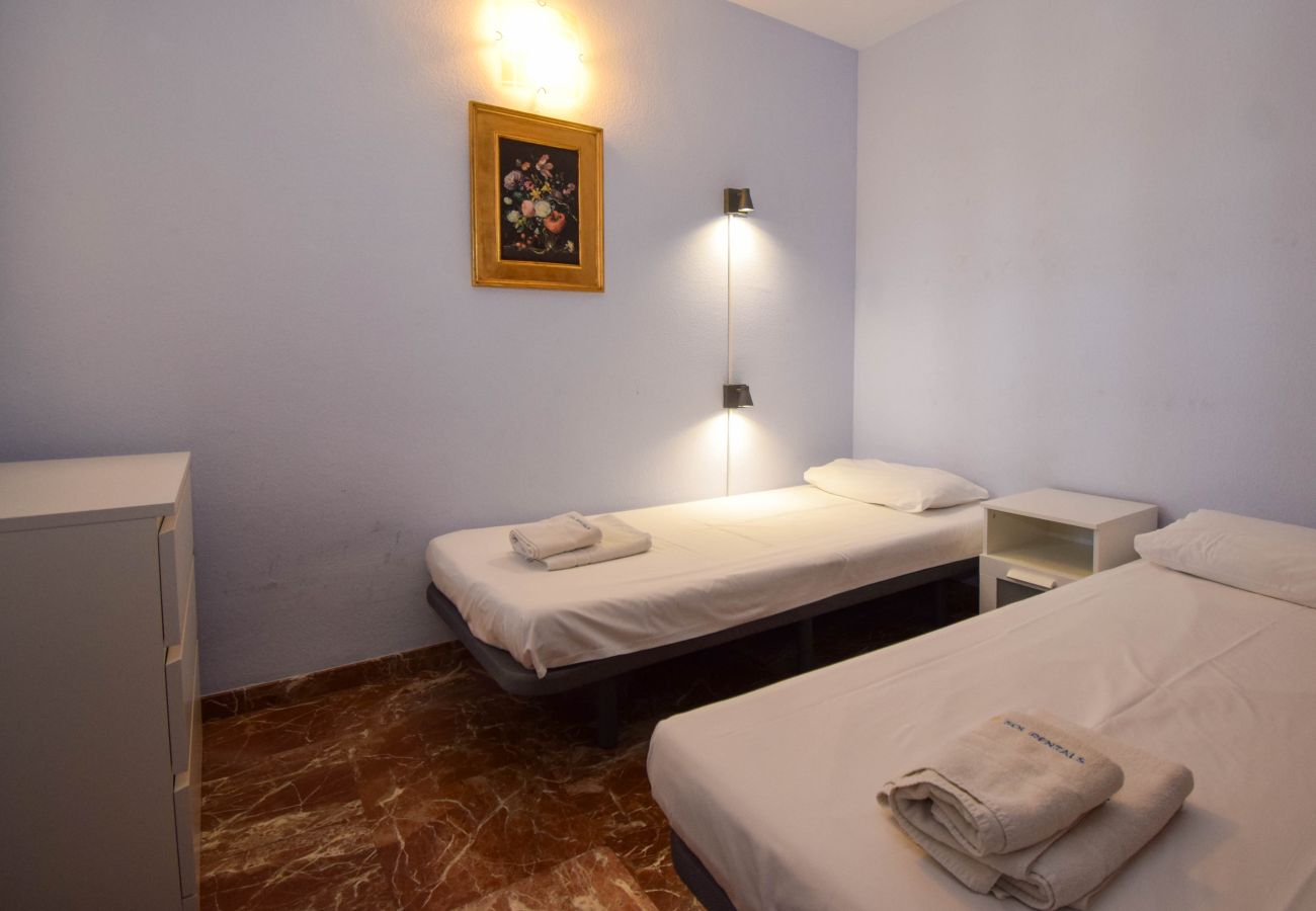 Apartamento en Fuengirola - Ref: 268 Impresionante piso en primera línea de playa en Fuengirola con piscina y parking