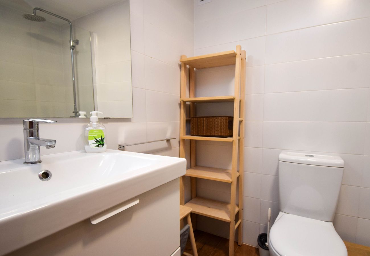 Apartamento en Fuengirola - Ref: 276. Piso de 2 dormitorios frente al mar con piscina