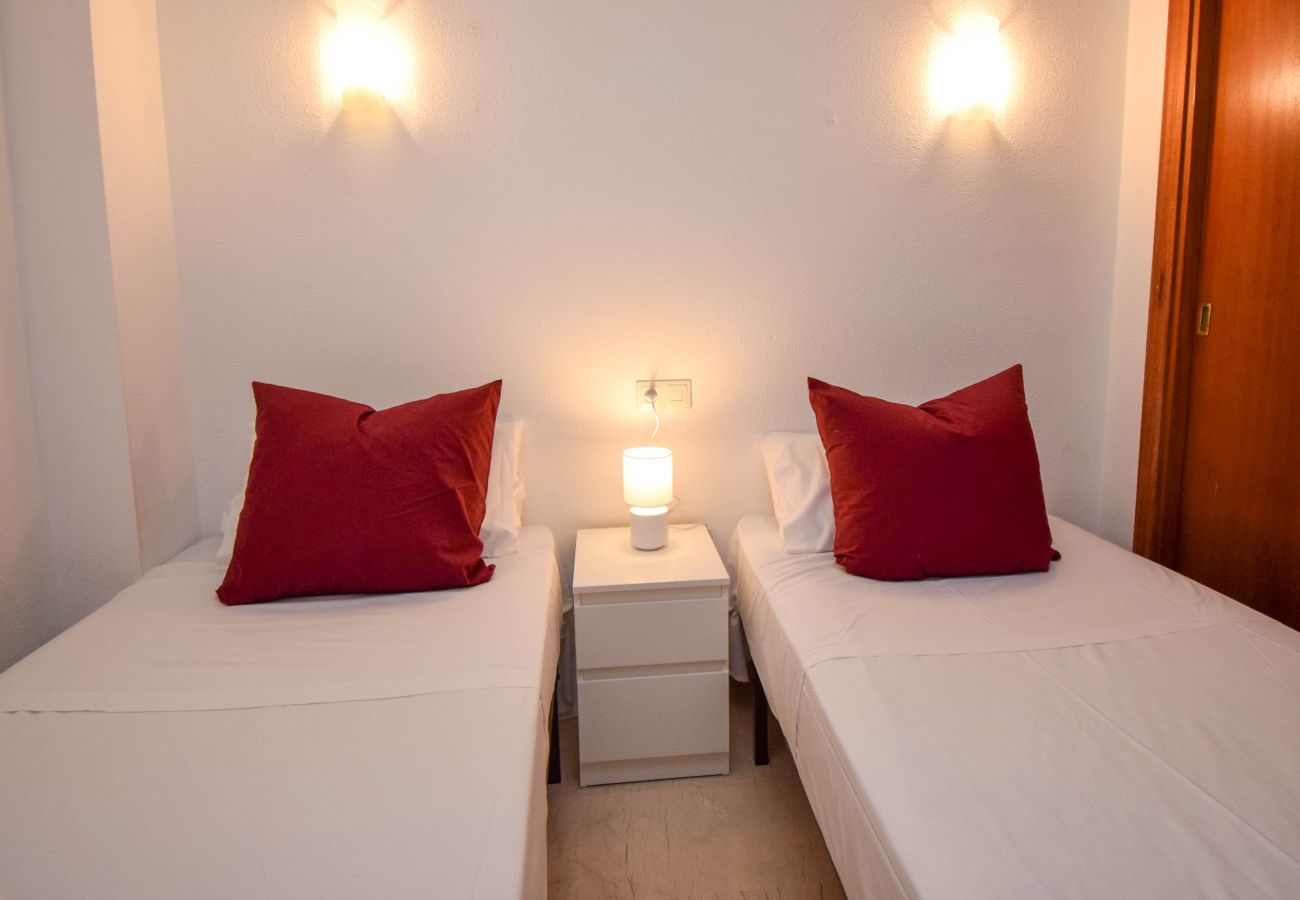 Apartamento en Fuengirola - Ref: 276. Piso de 2 dormitorios frente al mar con piscina