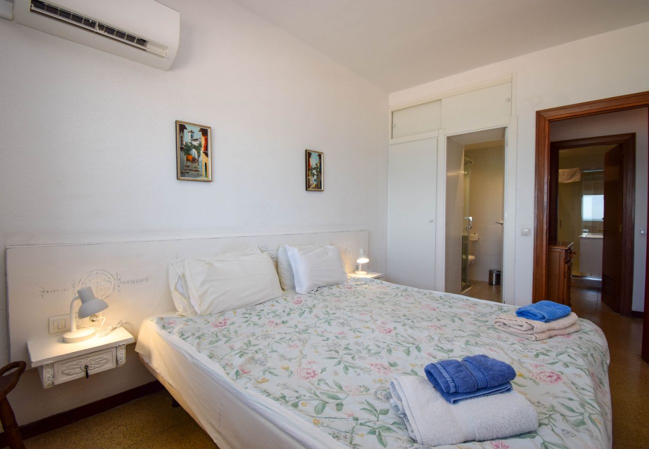 Apartment in Fuengirola - Ref: 237 Beachfront apartment in Carvajal with amazing sea views