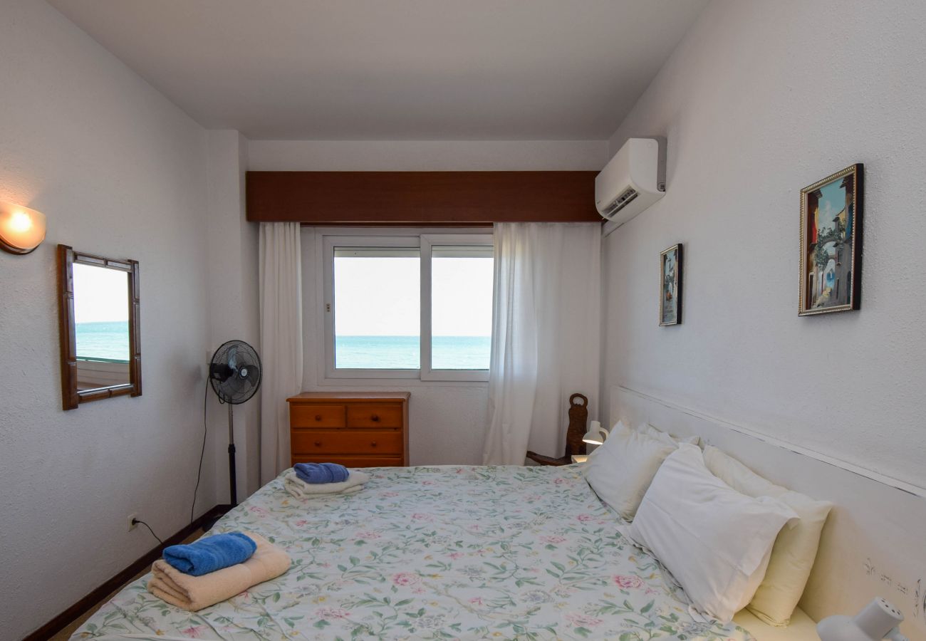 Apartment in Fuengirola - Ref: 237 Beachfront apartment in Carvajal with amazing sea views