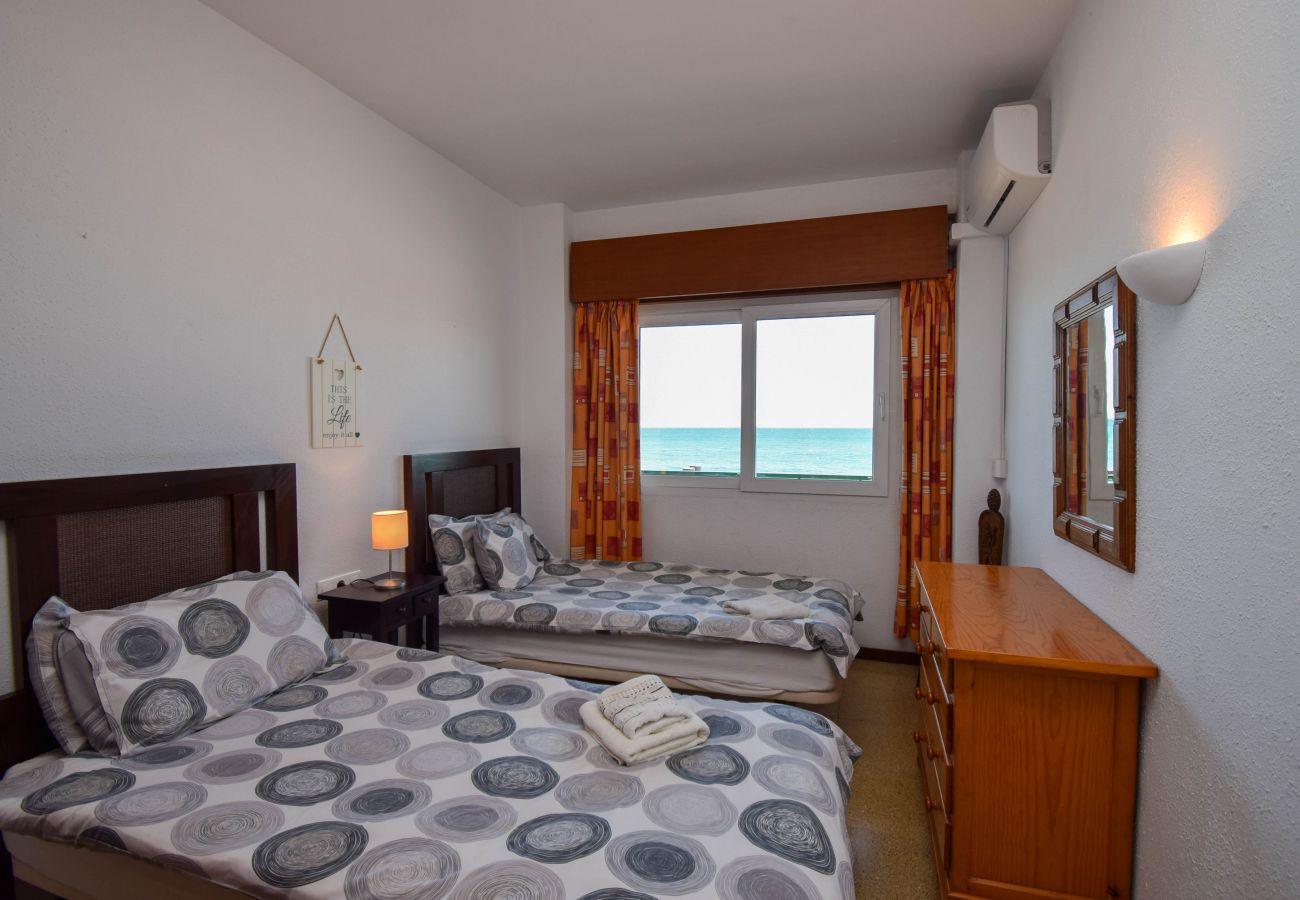 Apartment in Fuengirola - Ref: 237 Beachfront apartment in Carvajal with amazing sea views