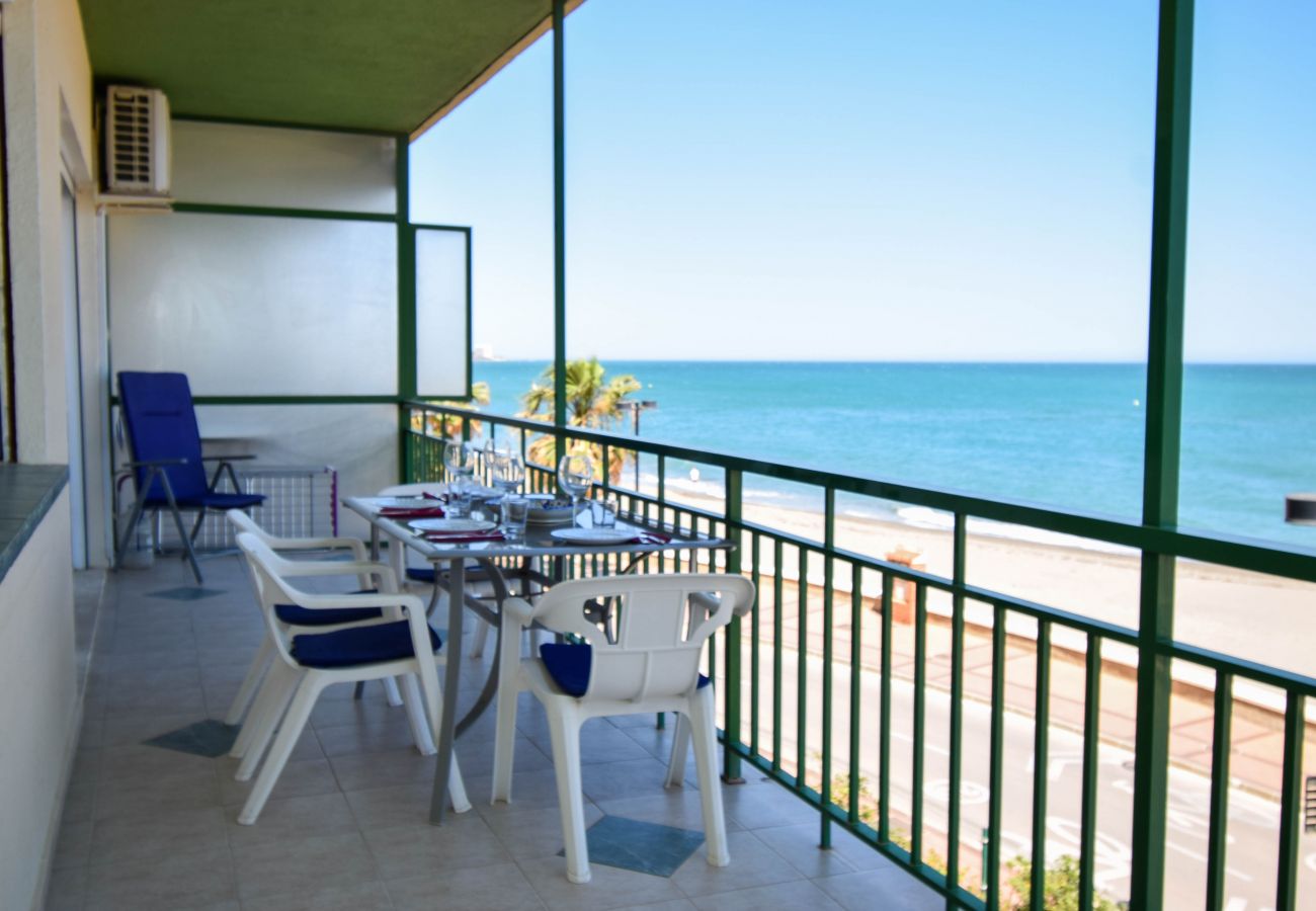 Apartment in Fuengirola - Ref: 237 Beachfront apartment in Carvajal with amazing sea views