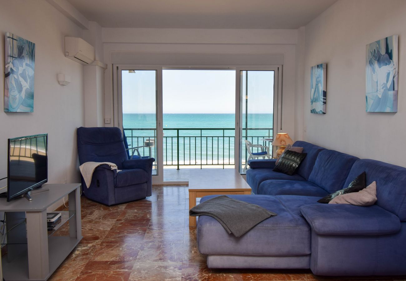 Apartment in Fuengirola - Ref: 237 Beachfront apartment in Carvajal with amazing sea views