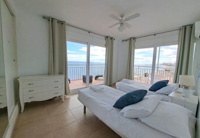 Apartment in Fuengirola - Ref: 200  Beachfront apartment with pool and stunning sea views