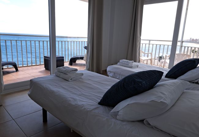Apartment in Fuengirola - Ref: 200  Beachfront apartment with pool and stunning sea views