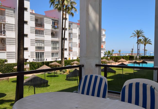Apartment in Fuengirola - Ref: 282 Apartment in beachfront complex with garden and pool views
