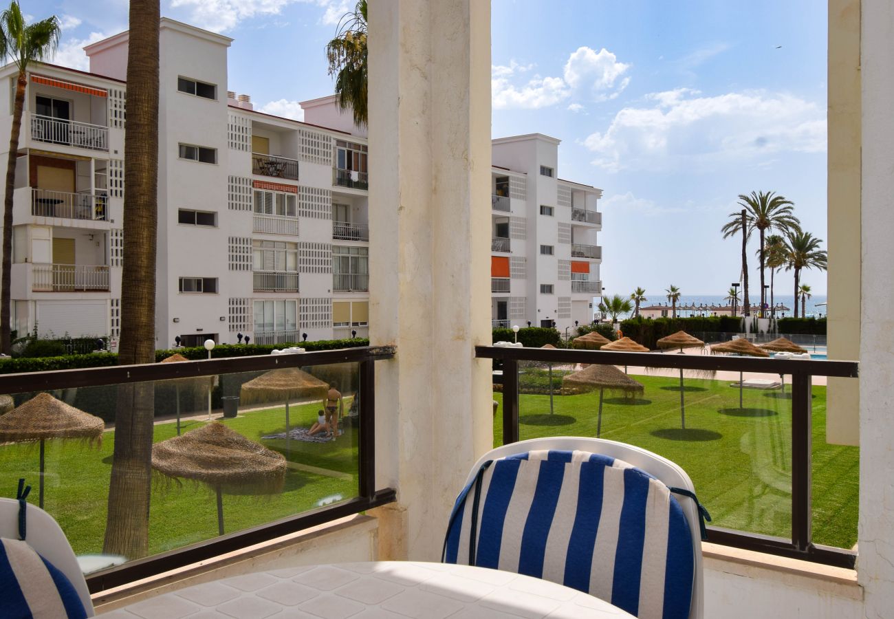 Apartment in Fuengirola - Ref: 282 Apartment in beachfront complex with garden and pool views