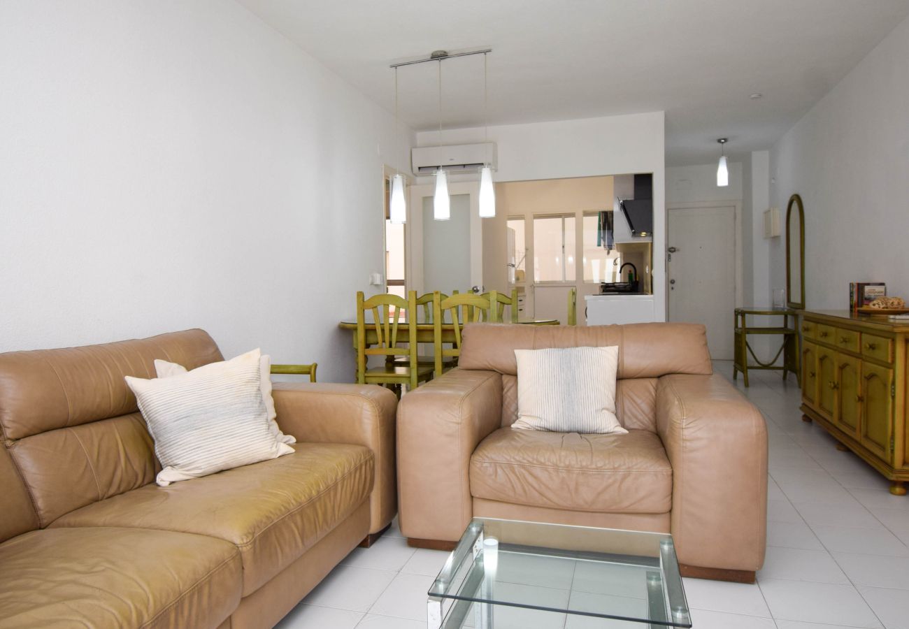 Apartment in Fuengirola - Ref: 282 Apartment in beachfront complex with garden and pool views