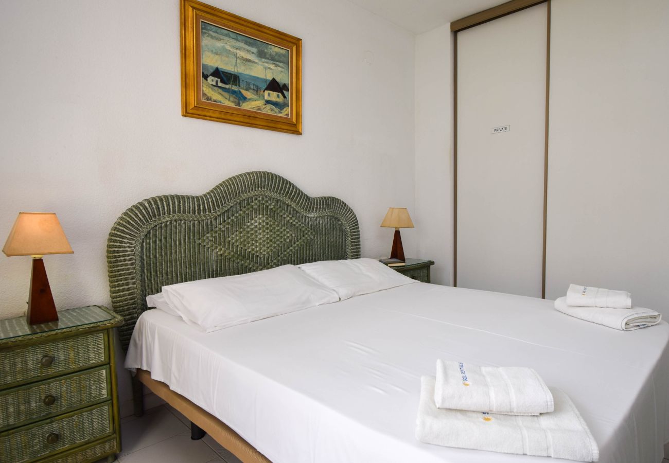 Apartment in Fuengirola - Ref: 282 Apartment in beachfront complex with garden and pool views