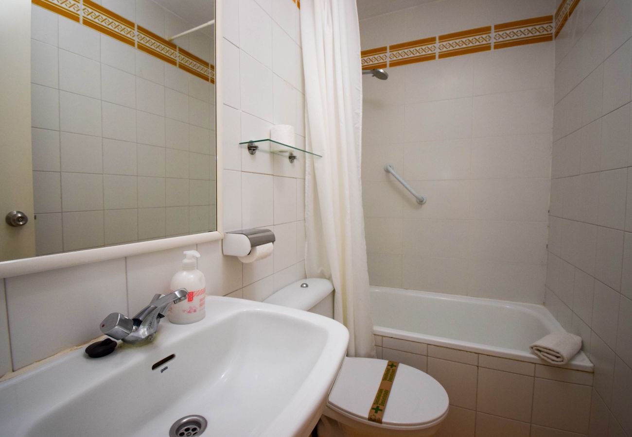 Apartment in Fuengirola - Ref: 282 Apartment in beachfront complex with garden and pool views