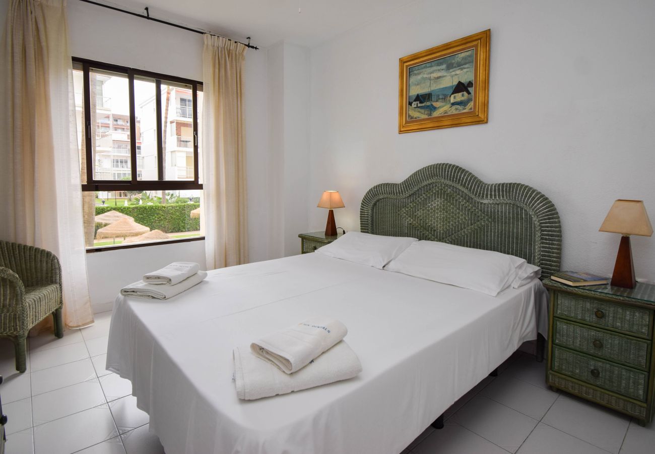 Apartment in Fuengirola - Ref: 282 Apartment in beachfront complex with garden and pool views