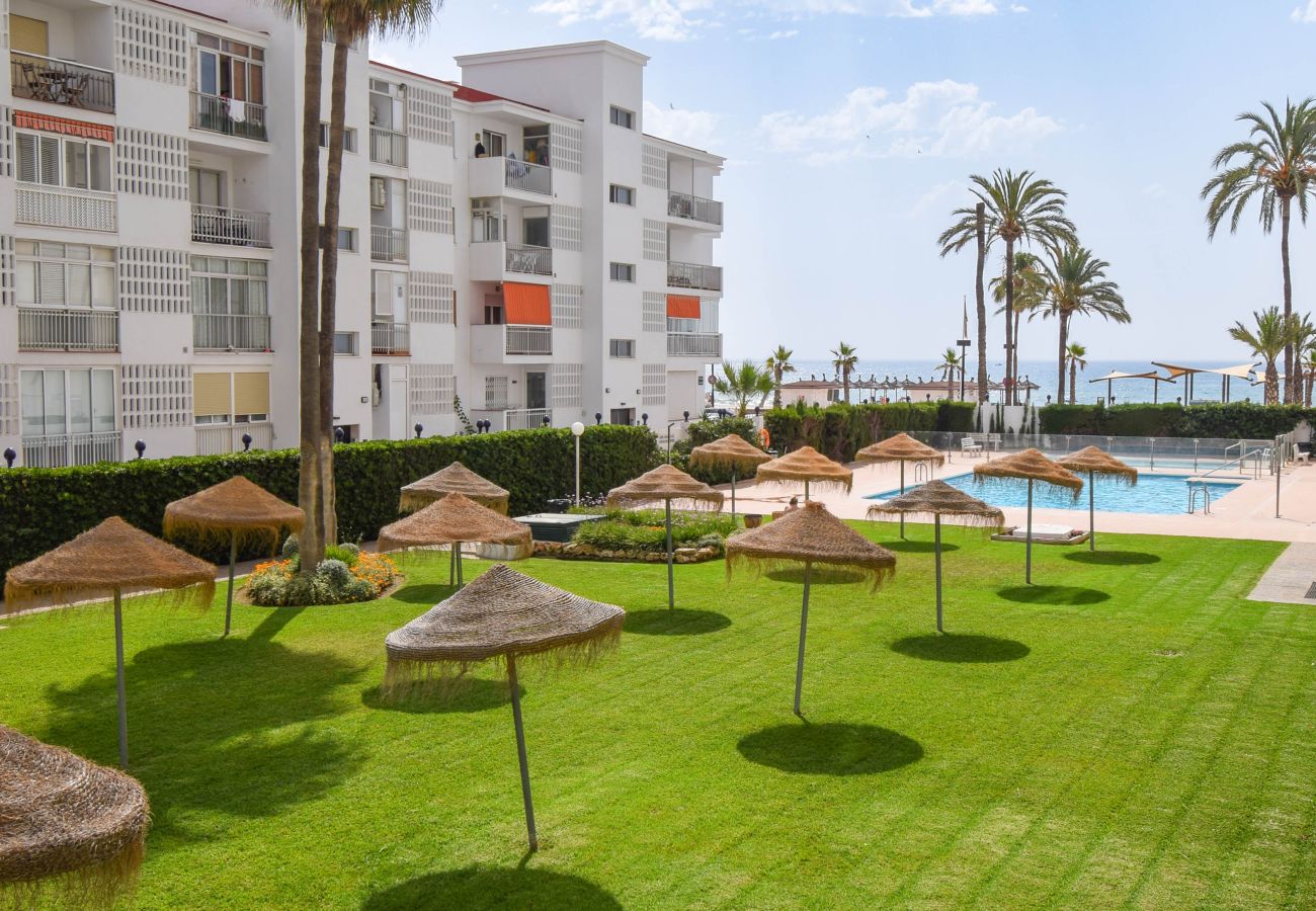 Apartment in Fuengirola - Ref: 282 Apartment in beachfront complex with garden and pool views