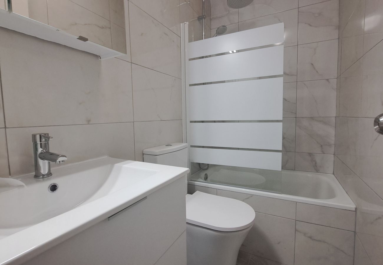 Apartment in Fuengirola - Ref: 282 Apartment in beachfront complex with garden and pool views