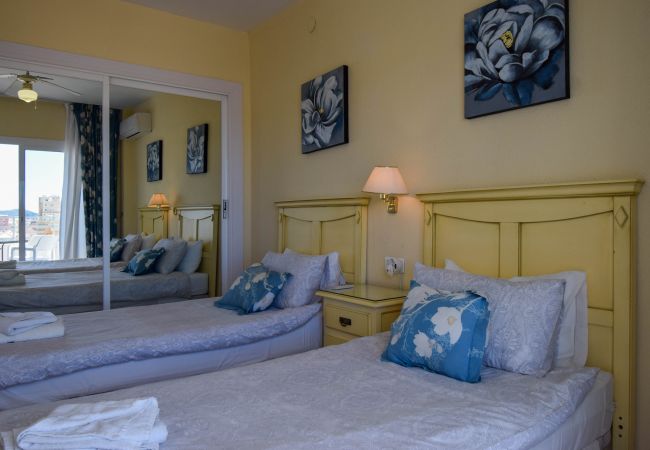 Apartment in Fuengirola - Ref: 260 Beachfront apartment with sea views, pool and bright sunny terrace Apartment in Fuengirola - Ref: 260 Beachfront apartment with sea views, pool and bright sunny terrace