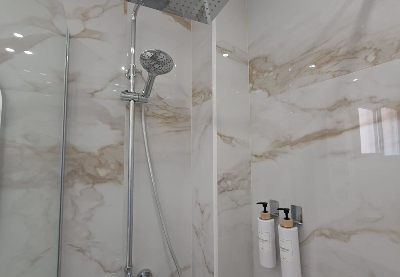 Apartment in Fuengirola - Ref: 286. Luxury beachfront apartment with sea views, pool and sunny terrace