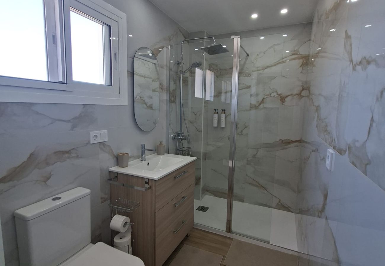 Apartment in Fuengirola - Ref: 286. Luxury beachfront apartment with sea views, pool and sunny terrace