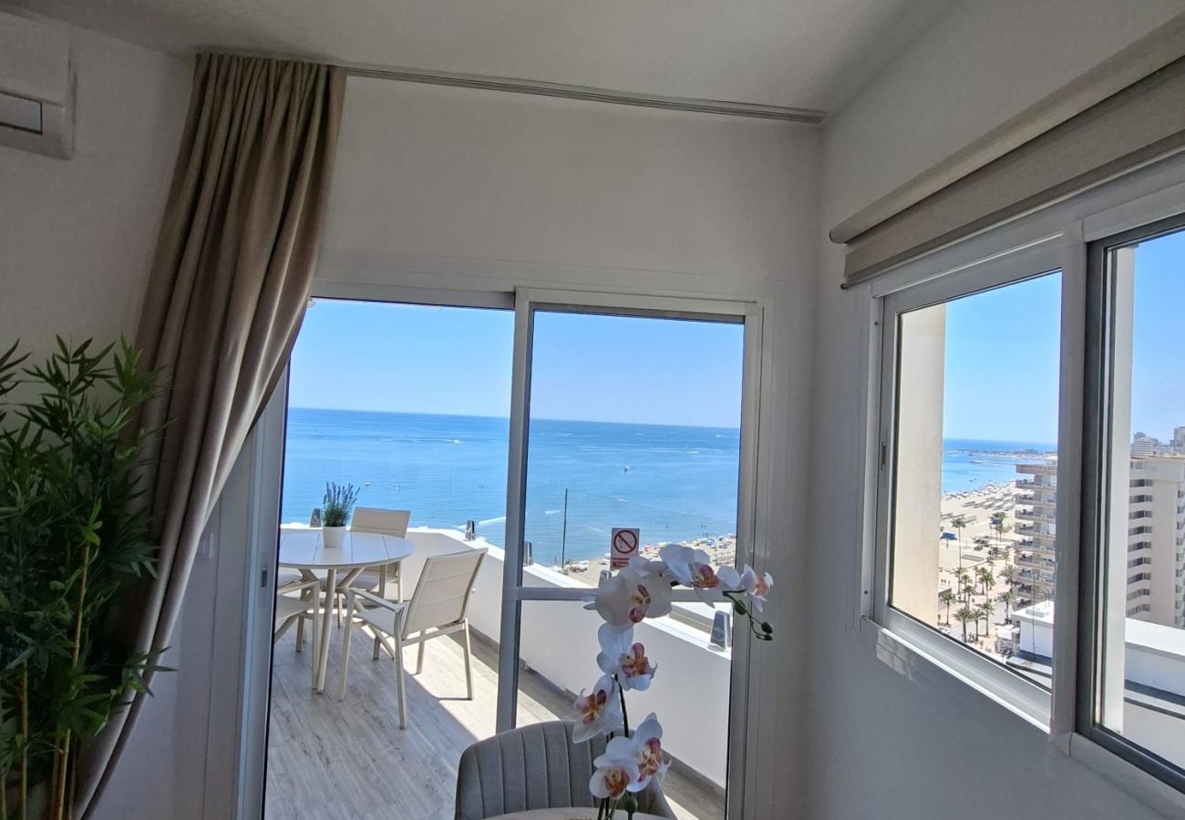 Apartment in Fuengirola - Ref: 286. Luxury beachfront apartment with sea views, pool and sunny terrace