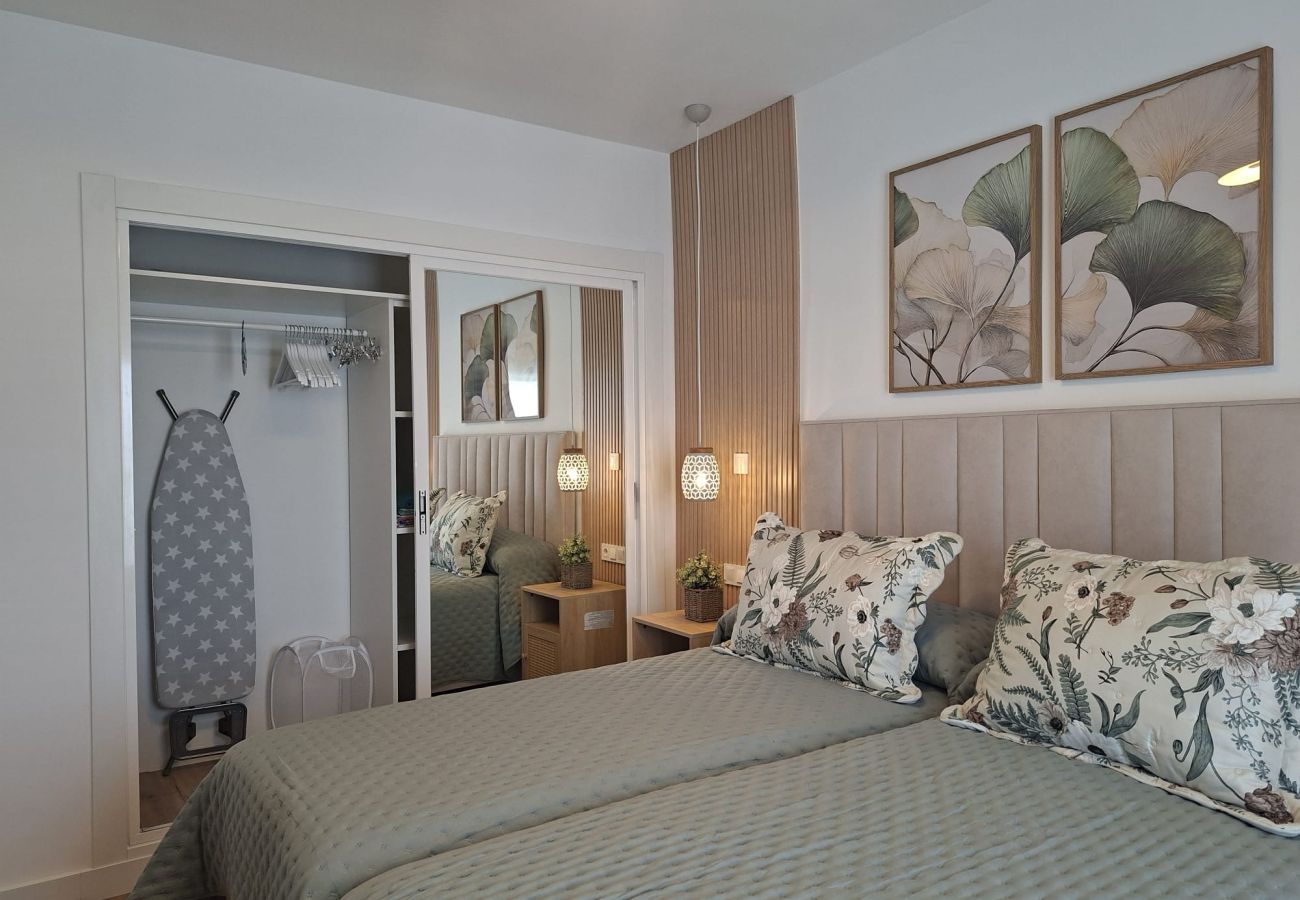 Apartment in Fuengirola - Ref: 286. Luxury beachfront apartment with sea views, pool and sunny terrace