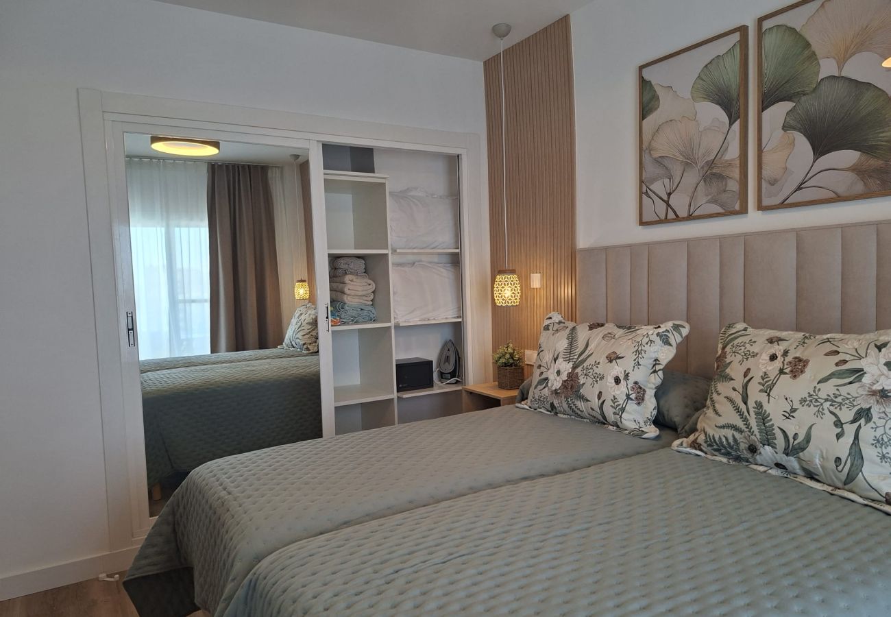 Apartment in Fuengirola - Ref: 286. Luxury beachfront apartment with sea views, pool and sunny terrace