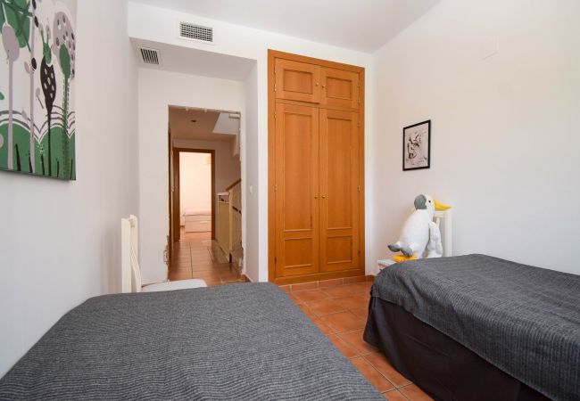 Terraced House in Fuengirola - Ref: 285 Spacious family townhouse with fantastic pool area Terraced House in Fuengirola - Ref: 285 Spacious family townhouse with fantastic pool area