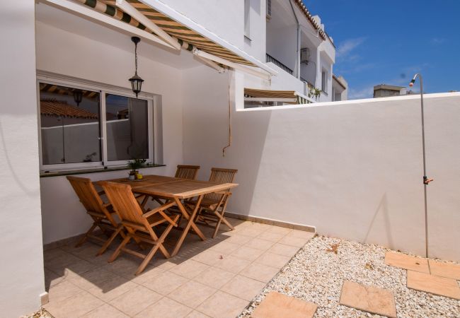 Terraced House in Fuengirola - Ref 290: Townhouse with roof terrace ,pool sea view,& easy walk to the beach. Terraced House in Fuengirola - Ref 290: Townhouse with roof terrace ,pool sea view,& easy walk to the beach.