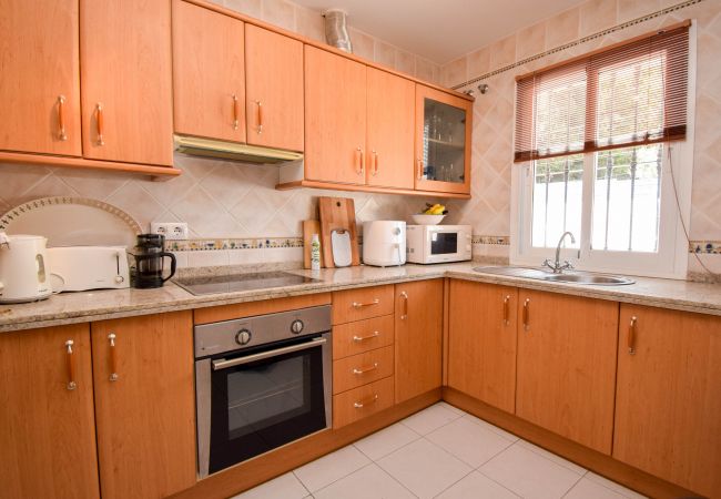 Terraced House in Fuengirola - Ref 290: Townhouse with roof terrace ,pool sea view,& easy walk to the beach. Terraced House in Fuengirola - Ref 290: Townhouse with roof terrace ,pool sea view,& easy walk to the beach.