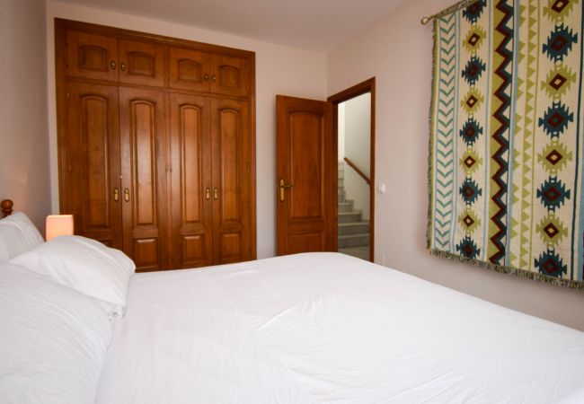 Terraced House in Fuengirola - Ref 290: Townhouse with roof terrace ,pool sea view,& easy walk to the beach. Terraced House in Fuengirola - Ref 290: Townhouse with roof terrace ,pool sea view,& easy walk to the beach.