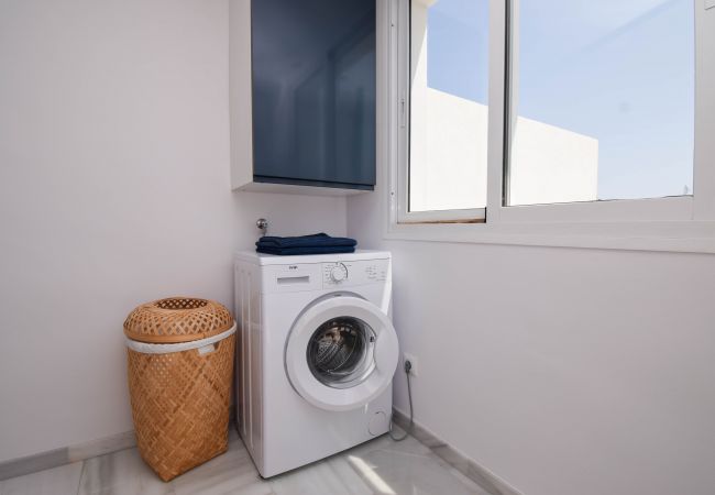 Terraced House in Fuengirola - Ref 290: Townhouse with roof terrace ,pool sea view,& easy walk to the beach. Terraced House in Fuengirola - Ref 290: Townhouse with roof terrace ,pool sea view,& easy walk to the beach.