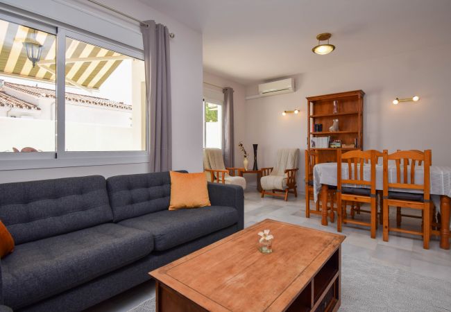 Terraced House in Fuengirola - Ref 290: Townhouse with roof terrace ,pool sea view,& easy walk to the beach. Terraced House in Fuengirola - Ref 290: Townhouse with roof terrace ,pool sea view,& easy walk to the beach.