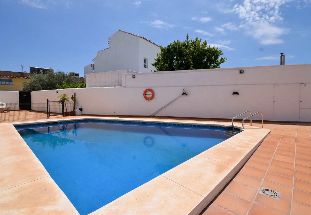 Townhouse in Fuengirola - Ref 290: Townhouse with roof terrace, seaview, pool and easy walk to the beach.