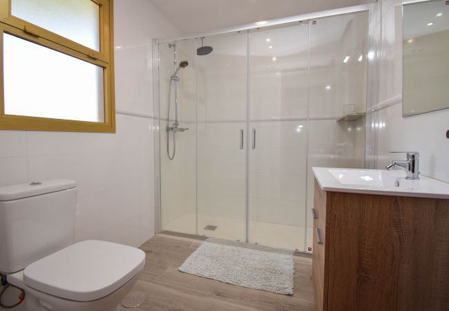 Apartment in Fuengirola - Ref: 249 Great seafront apartment with parking & pool Apartment in Fuengirola - Ref: 249 Great seafront apartment with parking & pool