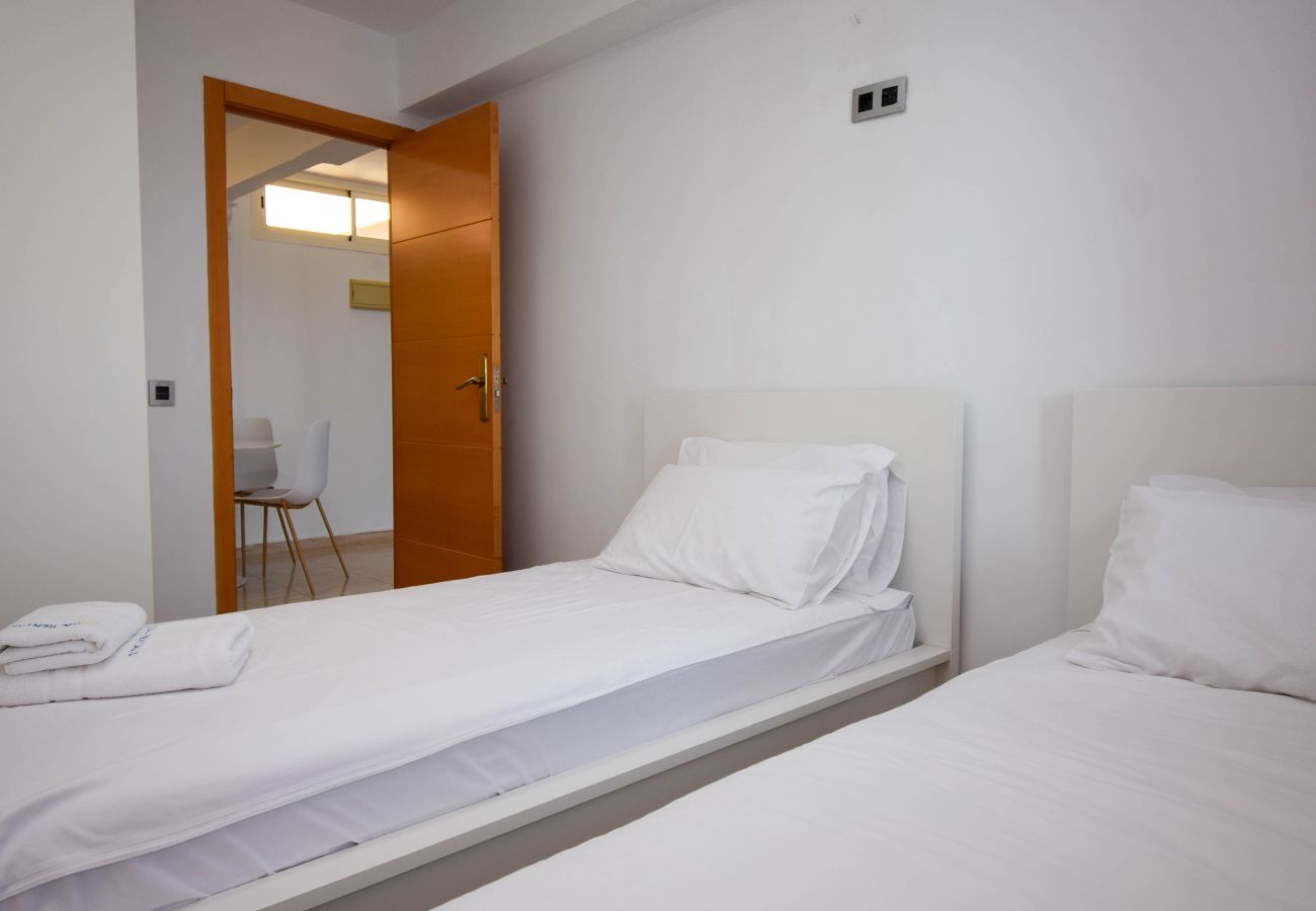 Apartment in Fuengirola - Ref 318 Sea front 2 bedroom apartment in the centre of Fuengirola next to the port