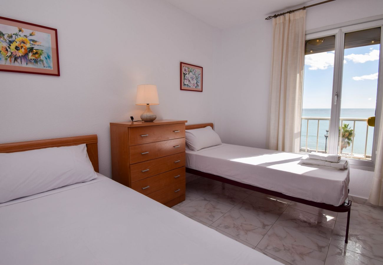 Apartment in Fuengirola - Ref 220 Beach front apartment with 2 bedrooms and sea views in Torreblanca
