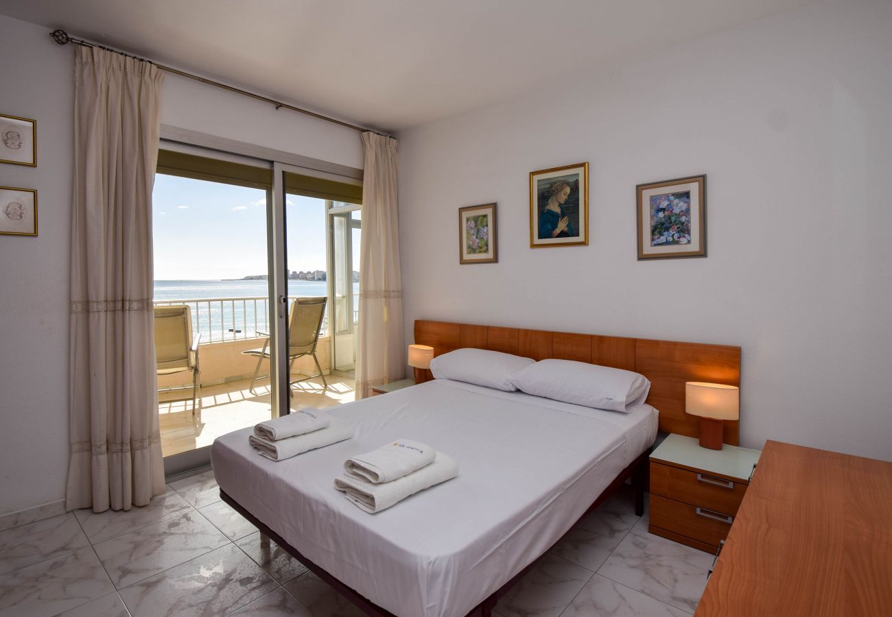 Apartment in Fuengirola - Ref 220 Beach front apartment with 2 bedrooms and sea views in Torreblanca