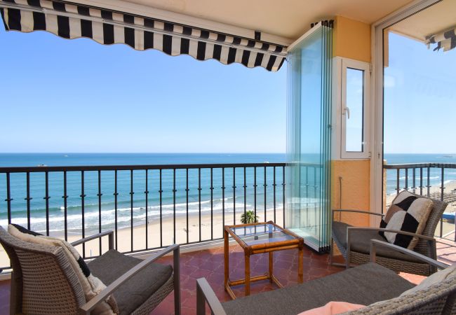 Apartment in Fuengirola - Ref: 268 Stunning apartment on the beach front in Fuengirola with pool and parking Apartment in Fuengirola - Ref: 268 Stunning apartment on the beach front in Fuengirola with pool and parking
