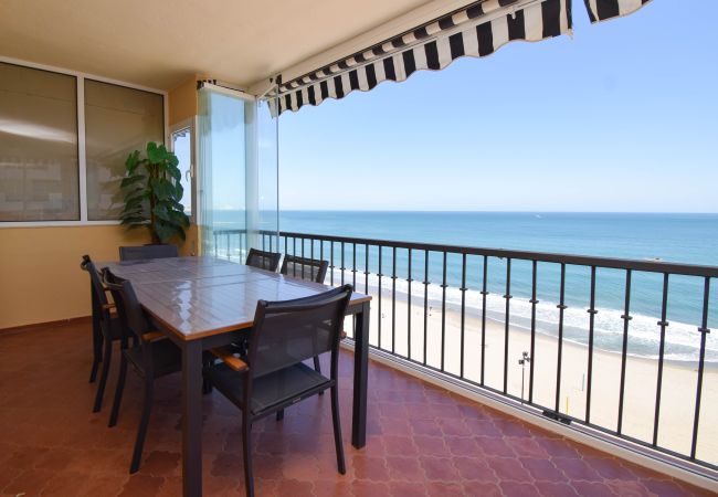 Apartment in Fuengirola - Ref: 268 Stunning apartment on the beach front in Fuengirola with pool and parking Apartment in Fuengirola - Ref: 268 Stunning apartment on the beach front in Fuengirola with pool and parking