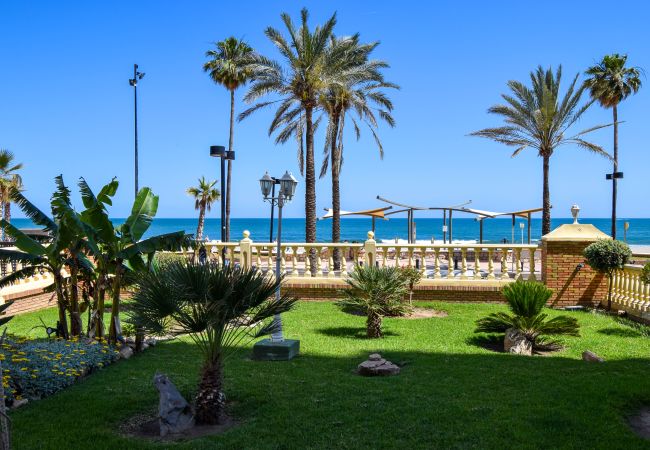 Apartment in Fuengirola - Ref: 268 Stunning apartment on the beach front in Fuengirola with pool and parking Apartment in Fuengirola - Ref: 268 Stunning apartment on the beach front in Fuengirola with pool and parking