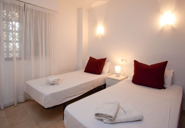 Apartment in Fuengirola - Ref: 276. 2 bedroom seafront apartment with pool and parking Apartment in Fuengirola - Ref: 276. 2 bedroom seafront apartment with pool and parking