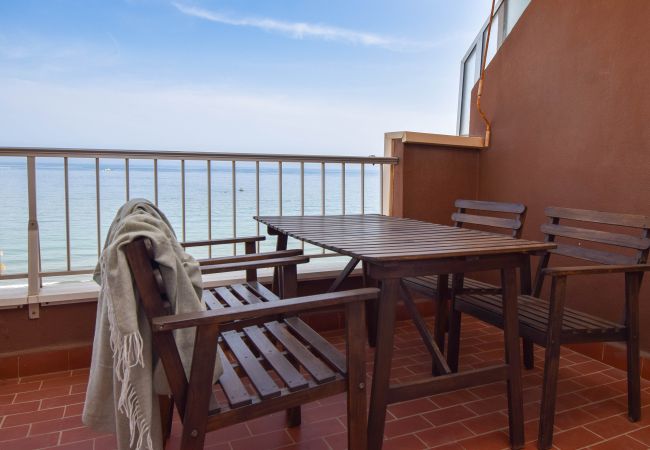 Apartment in Fuengirola - Ref: 276. 2 bedroom seafront apartment with pool and parking Apartment in Fuengirola - Ref: 276. 2 bedroom seafront apartment with pool and parking