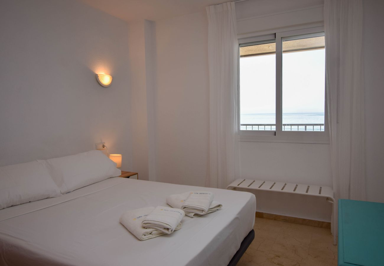 Apartment in Fuengirola - Ref: 276. 2 bedroom seafront apartment with pool and parking