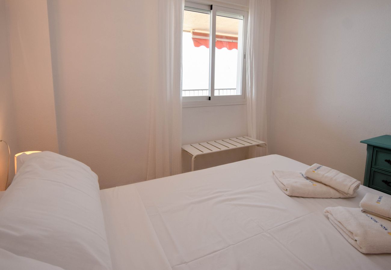 Apartment in Fuengirola - Ref: 276. 2 bedroom seafront apartment with pool and parking