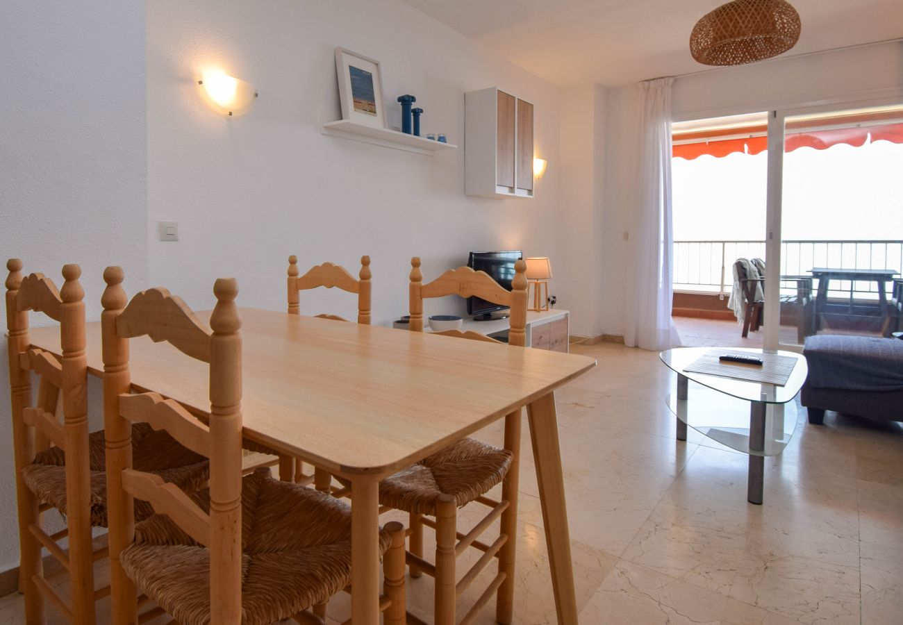 Apartment in Fuengirola - Ref: 276. 2 bedroom seafront apartment with pool and parking