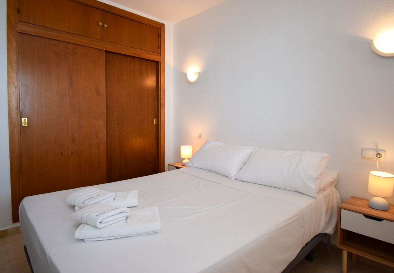 Apartment in Fuengirola - Ref: 276. 2 bedroom seafront apartment with pool and parking