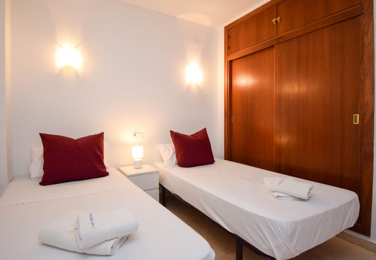 Apartment in Fuengirola - Ref: 276. 2 bedroom seafront apartment with pool and parking