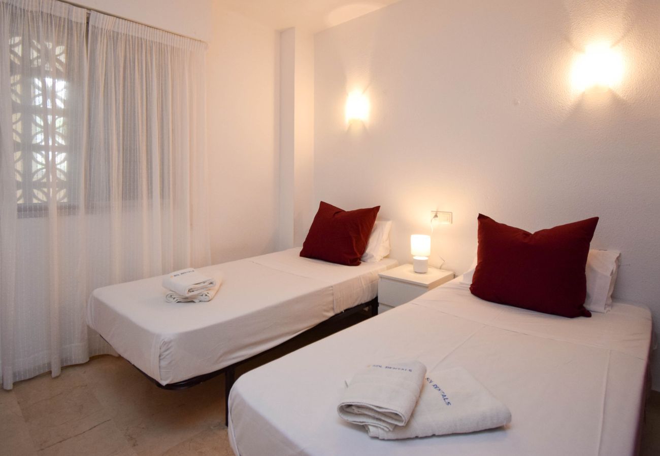 Apartment in Fuengirola - Ref: 276. 2 bedroom seafront apartment with pool and parking