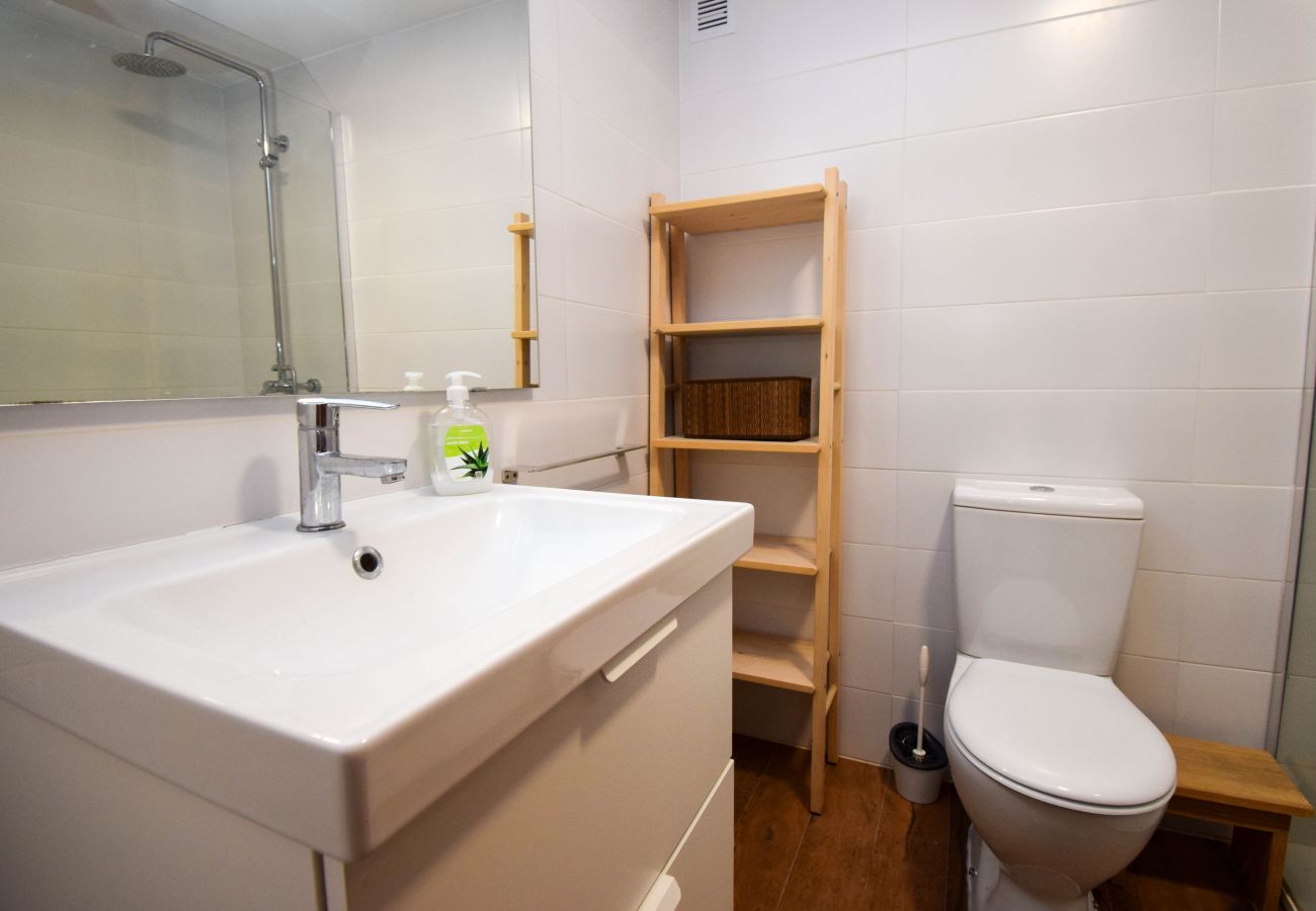 Apartment in Fuengirola - Ref: 276. 2 bedroom seafront apartment with pool and parking